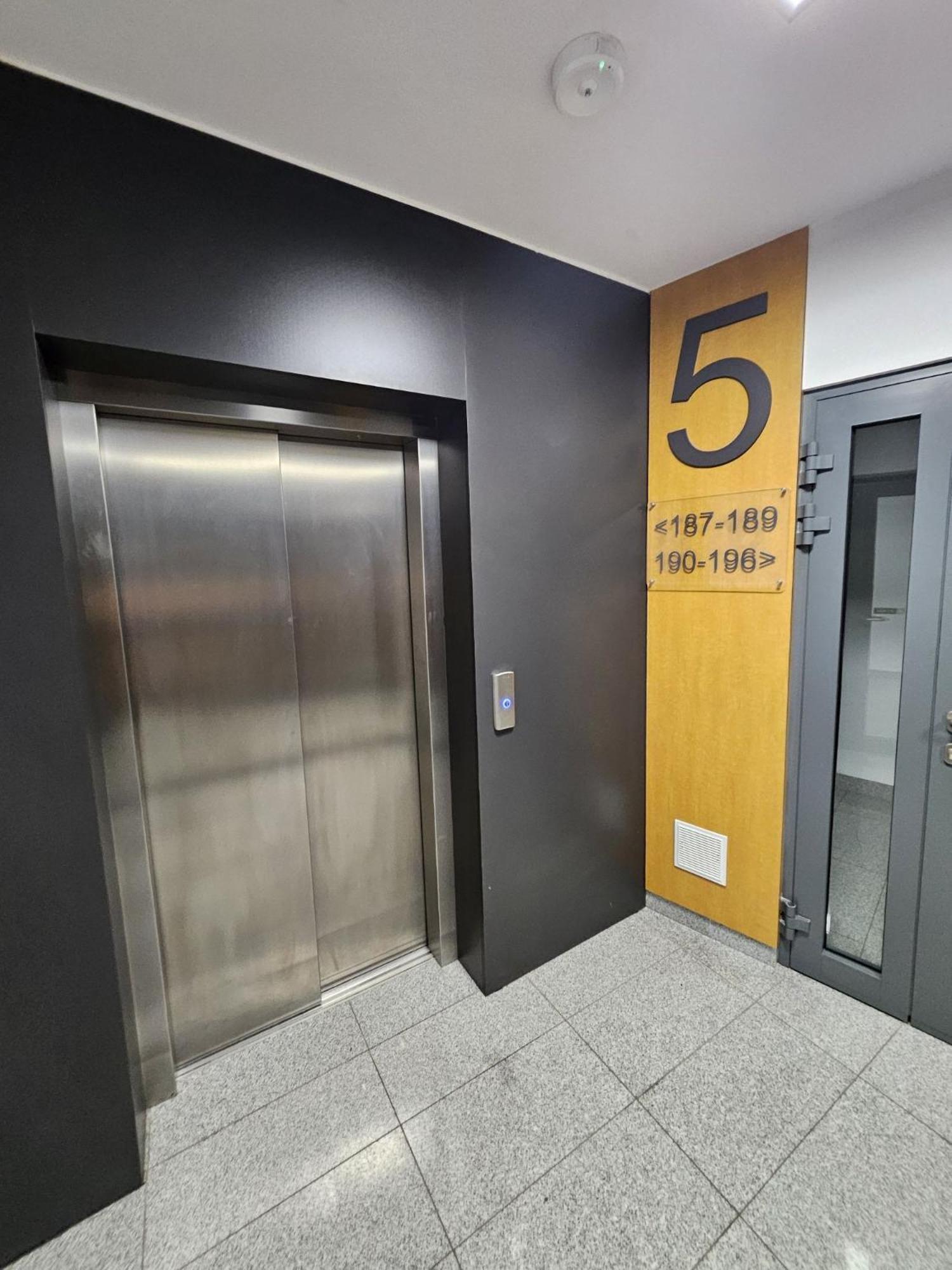 Urban Jungle Apartament Wenus ビャウィストク エクステリア 写真